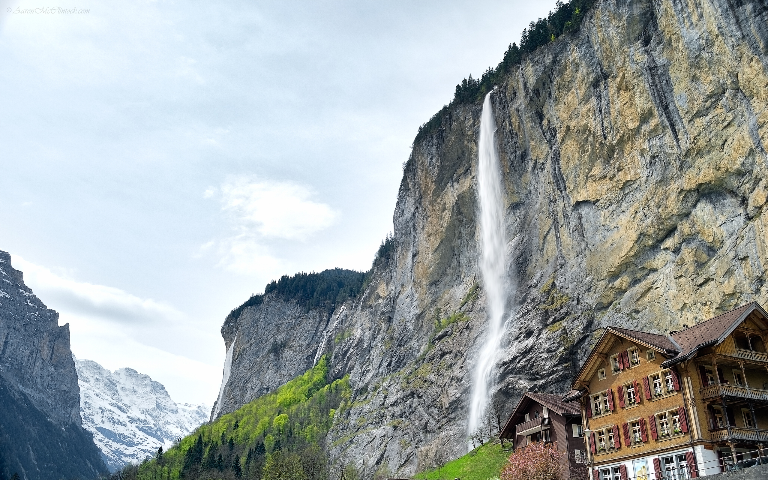 Staubbach Waterfall, Lauterbrunnen, Switzerland скачать